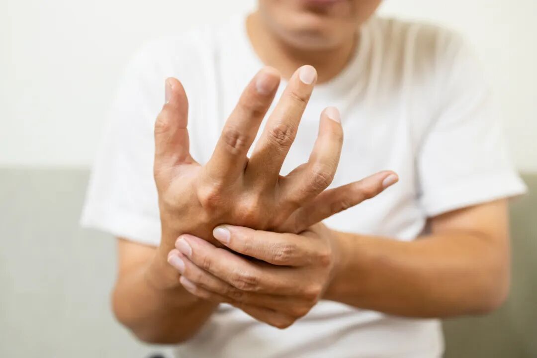 手麻不是小问题!从“手指麻”看藏在背后的健康警报配图